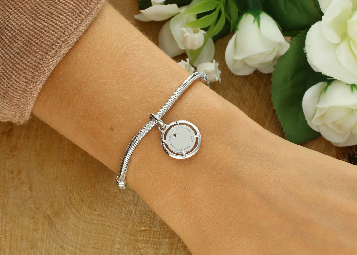 Charms srebrny rodowany 925 Skarabeusz IM2780425CH z emalią i kolorowymi cyrkoniami. Symbol ochrony i odrodzenia. Wymiary 15,2 × 23,3 mm, waga 2,2 g. Idealny do bransoletki modułowej.1.jpg