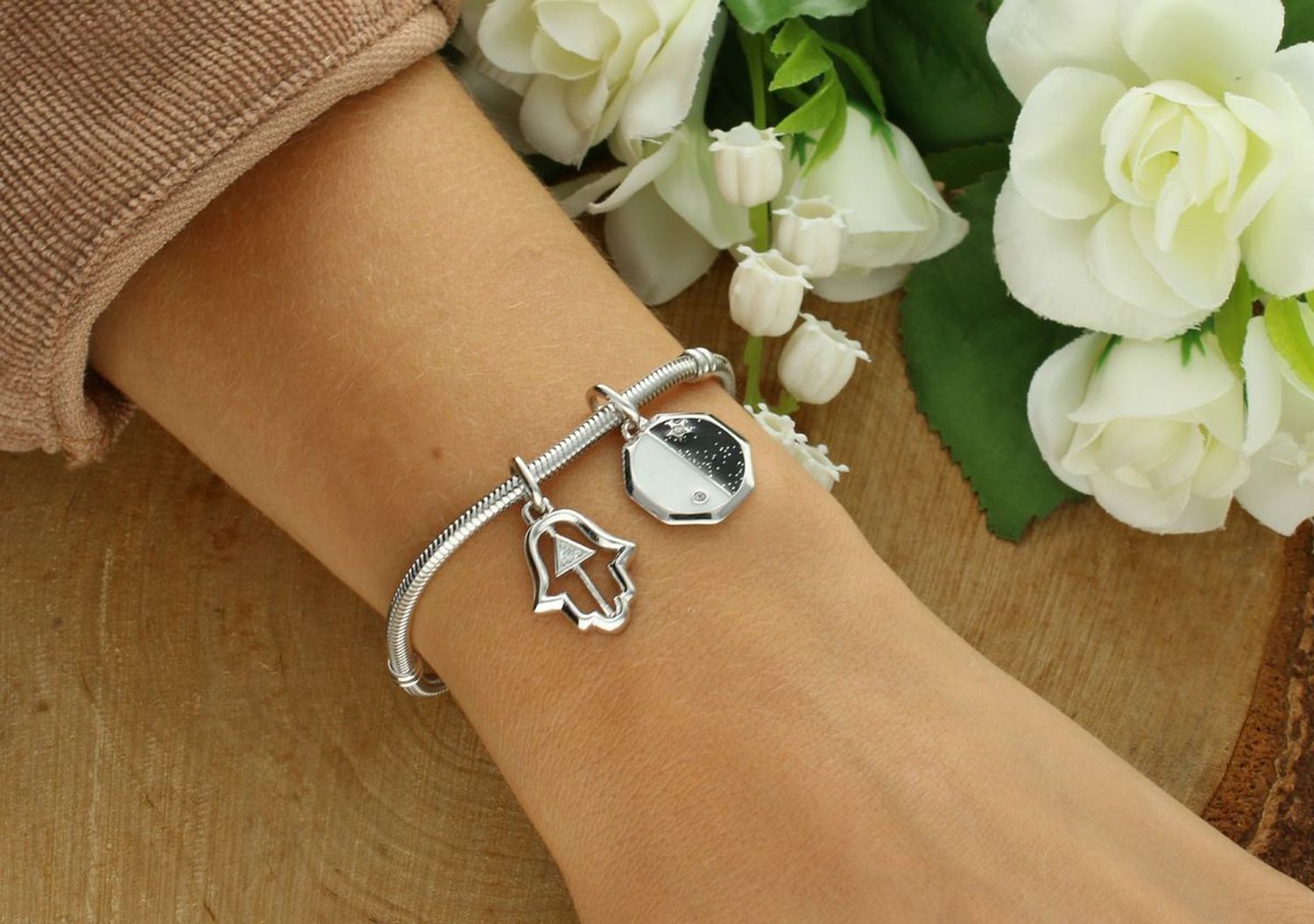 Charms srebrny rodowany 925 Yin-Yang IM2190425CH – zawieszka z emalią w kolorach noc i dzień oraz cyrkoniami. Symbol równowagi i harmonii. Wymiary 15 × 23,5 mm, waga 2,3 g.1.jpg