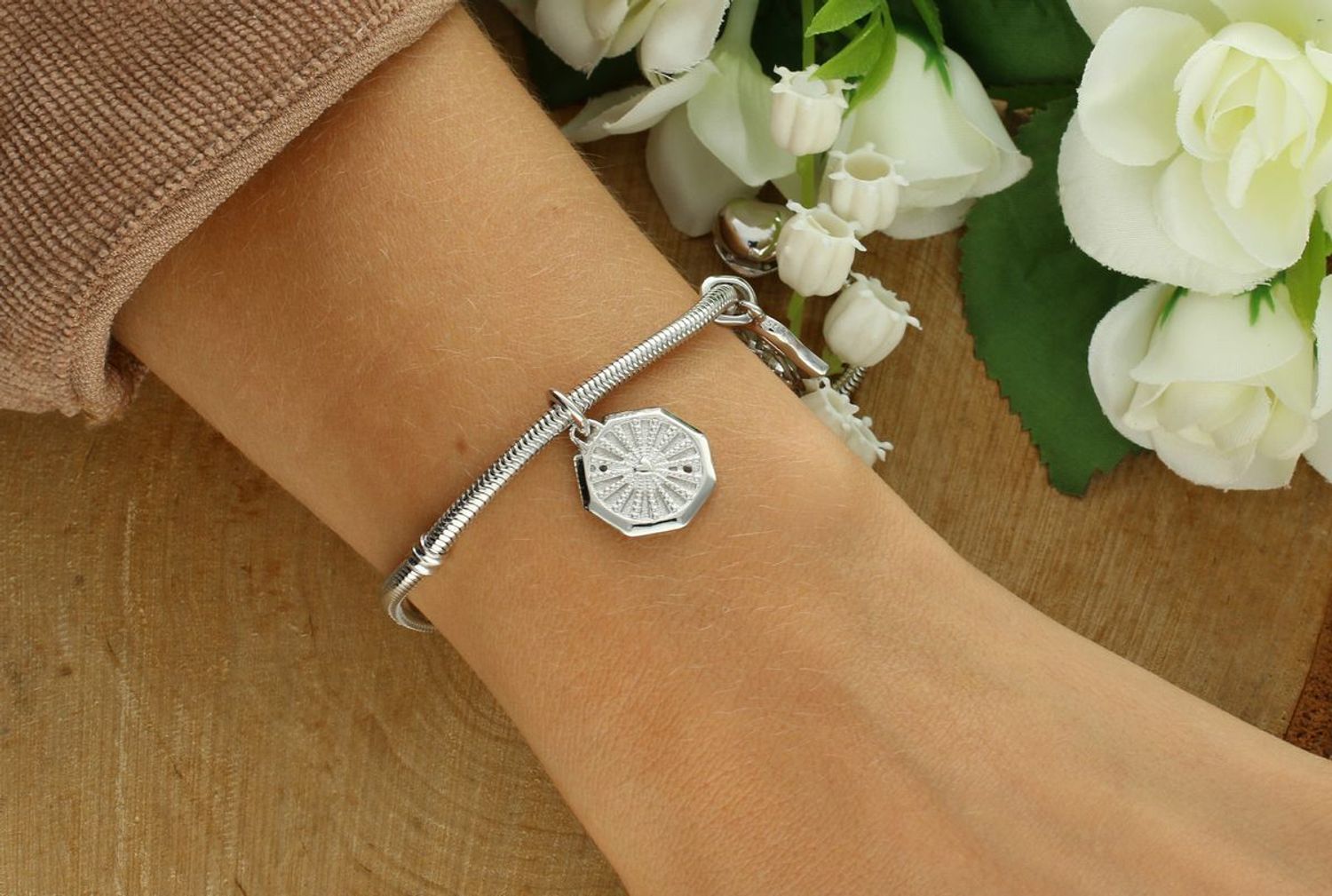 Charms srebrny rodowany 925 Yin-Yang IM2190425CH – zawieszka z emalią w kolorach noc i dzień oraz cyrkoniami. Symbol równowagi i harmonii. Wymiary 15 × 23,5 mm, waga 2,3 g.1.jpg