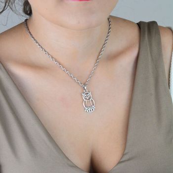 Zawieszka damska z motywem sowy, wykonana ze srebra próby 925. Elegancka biżuteria o wymiarach 3,7 cm x 1,6 cm, ważąca 2,48 g. Idealna na prezent (3).JPG