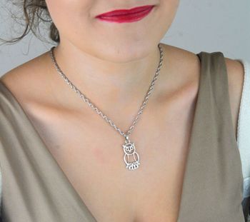 Zawieszka damska z motywem sowy, wykonana ze srebra próby 925. Elegancka biżuteria o wymiarach 3,7 cm x 1,6 cm, ważąca 2,48 g. Idealna na prezent (5).JPG