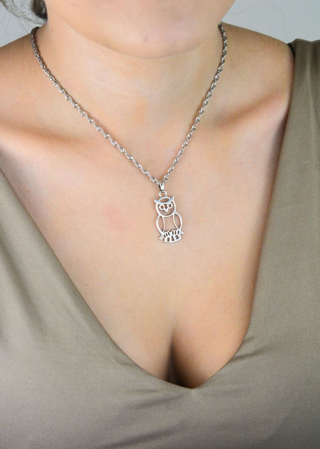 Zawieszka damska z motywem sowy, wykonana ze srebra próby 925. Elegancka biżuteria o wymiarach 3,7 cm x 1,6 cm, ważąca 2,48 g. Idealna na prezent.1.jpg
