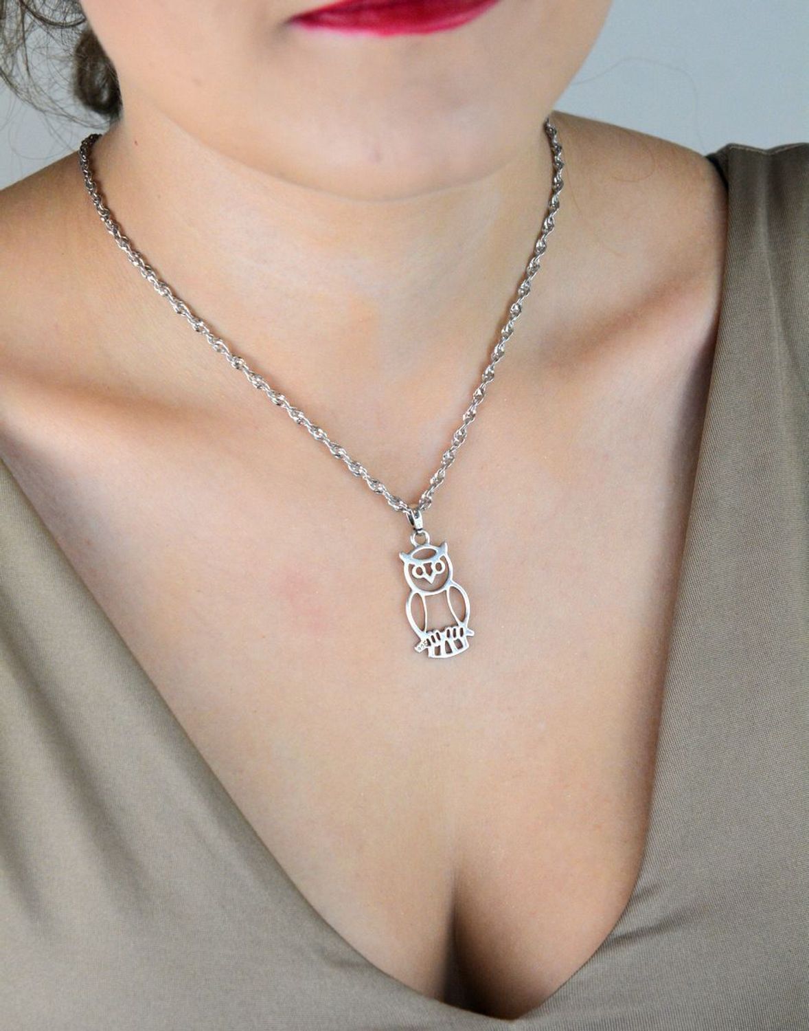Zawieszka damska z motywem sowy, wykonana ze srebra próby 925. Elegancka biżuteria o wymiarach 3,7 cm x 1,6 cm, ważąca 2,48 g. Idealna na prezent.1.jpg