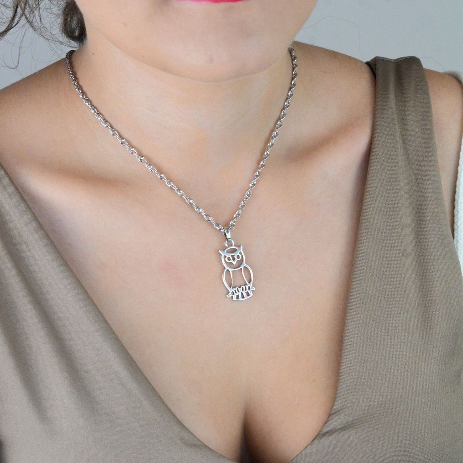 Zawieszka damska z motywem sowy, wykonana ze srebra próby 925. Elegancka biżuteria o wymiarach 3,7 cm x 1,6 cm, ważąca 2,48 g. Idealna na prezent.1.jpg