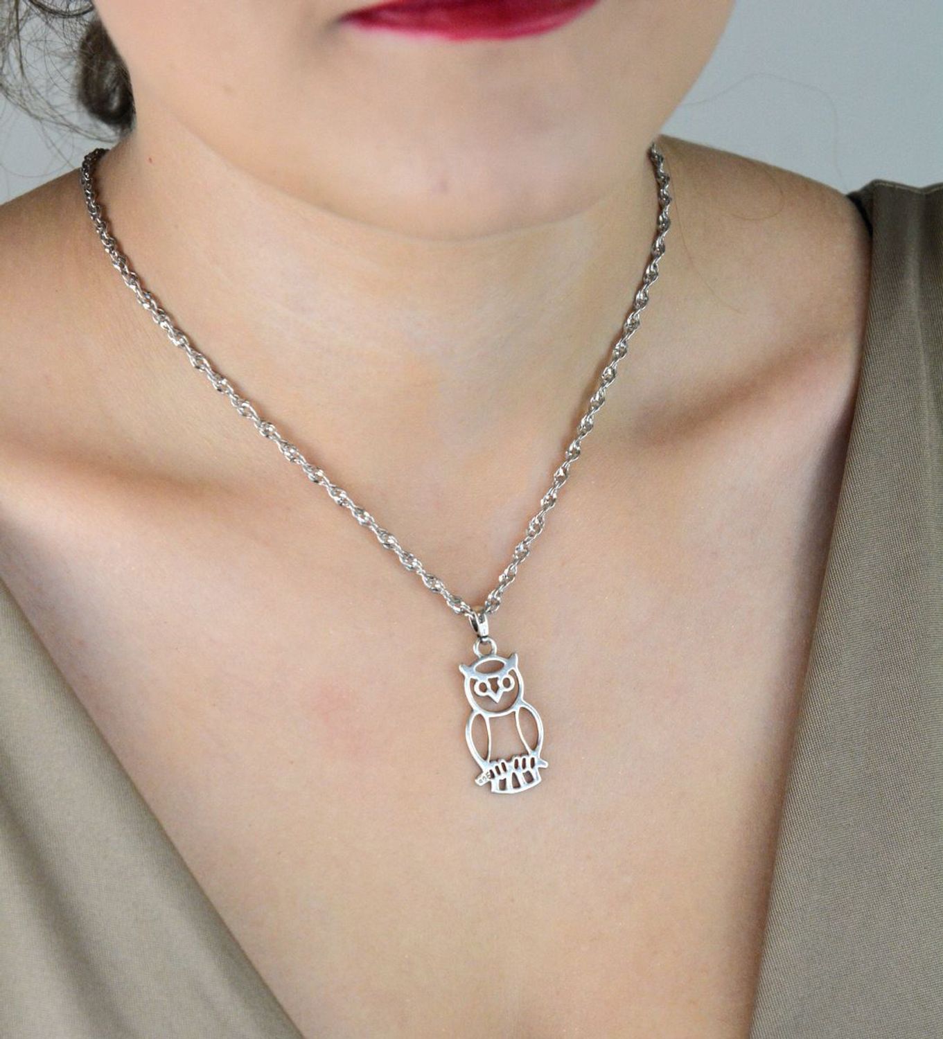 Zawieszka damska z motywem sowy, wykonana ze srebra próby 925. Elegancka biżuteria o wymiarach 3,7 cm x 1,6 cm, ważąca 2,48 g. Idealna na prezent.1.jpg