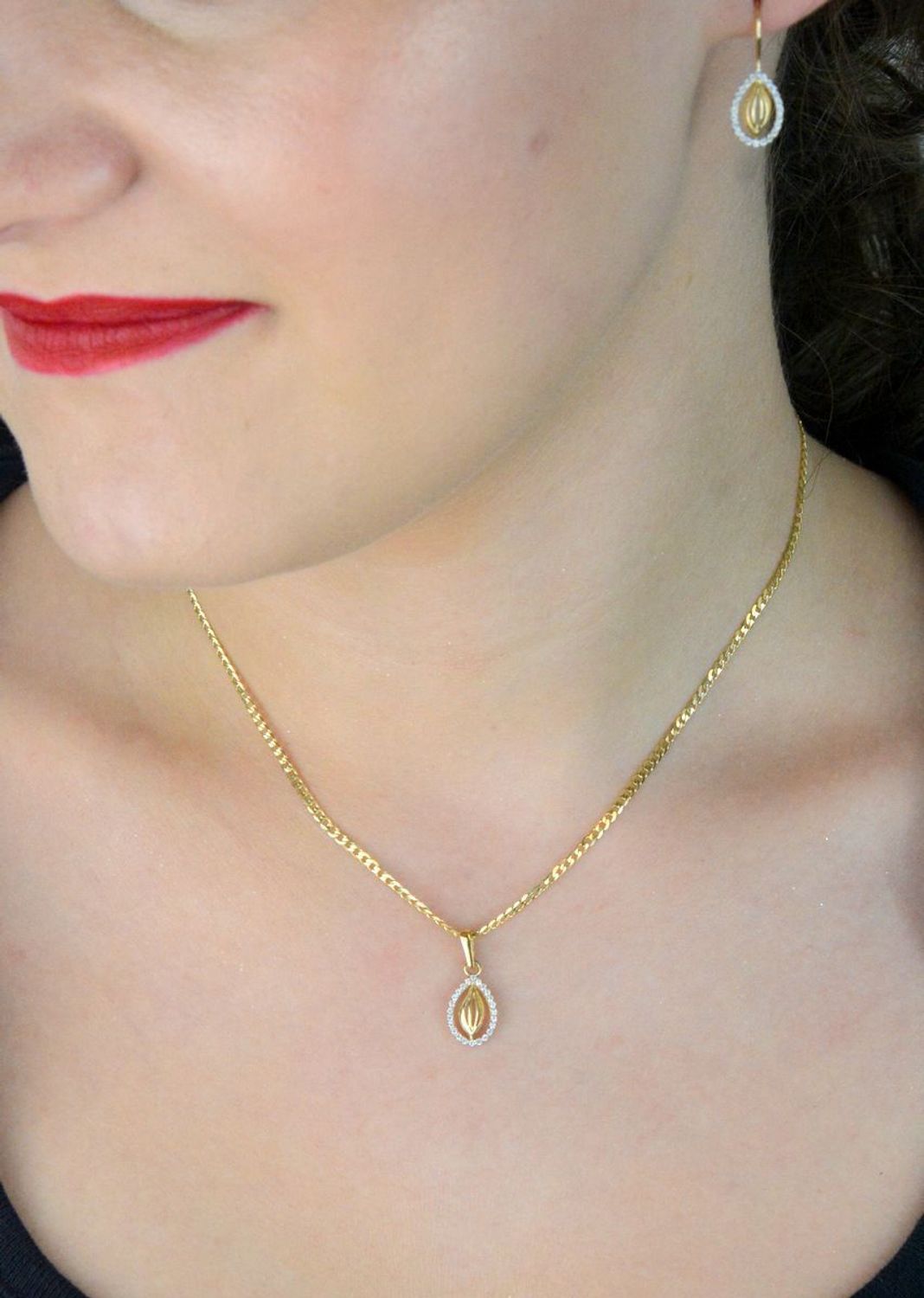 Złota zawieszka damska próby 585 w kształcie łezki, zdobiona białymi cyrkoniami. Model DIA-ZAW-13282-585 – 0,68g, długość 1,9 cm. Subtelna i elegancka biżuteria.1.jpg