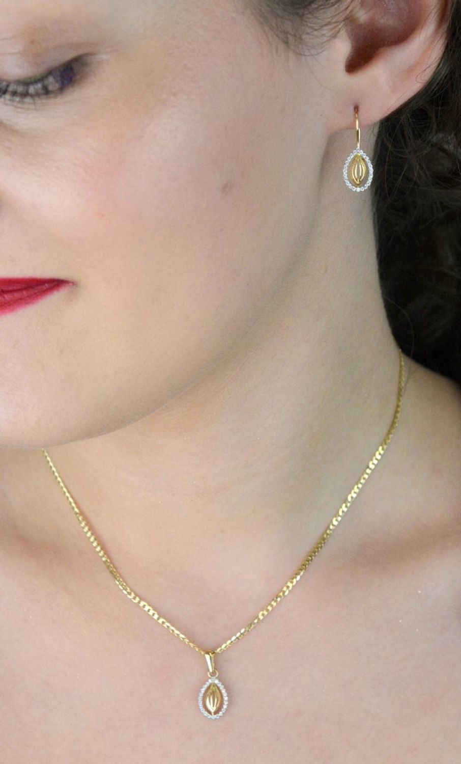 Złota zawieszka damska próby 585 w kształcie łezki, zdobiona białymi cyrkoniami. Model DIA-ZAW-13282-585 – 0,68g, długość 1,9 cm. Subtelna i elegancka biżuteria.1.jpg