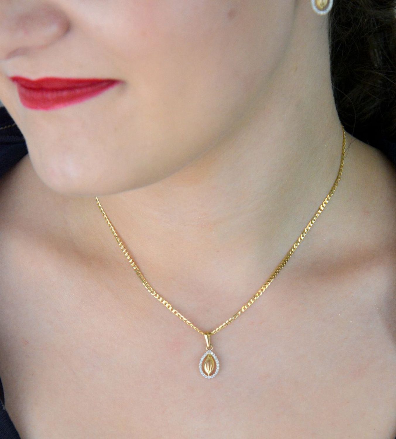 Złota zawieszka damska próby 585 w kształcie łezki, zdobiona białymi cyrkoniami. Model DIA-ZAW-13282-585 – 0,68g, długość 1,9 cm. Subtelna i elegancka biżuteria.1.jpg