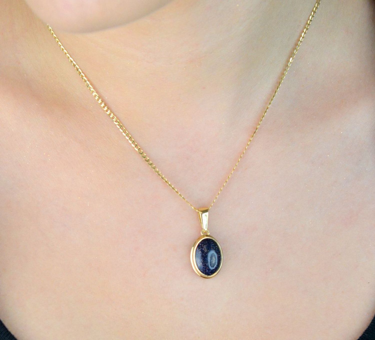 Złota zawieszka damska próby 585 o owalnym kształcie „Noc Kairu”. Model DIA-ZAW-13283-585 – 2,75g, długość 2,5 cm. Stylowa i trwała biżuteria na co dzień i na prezent.1.jpg