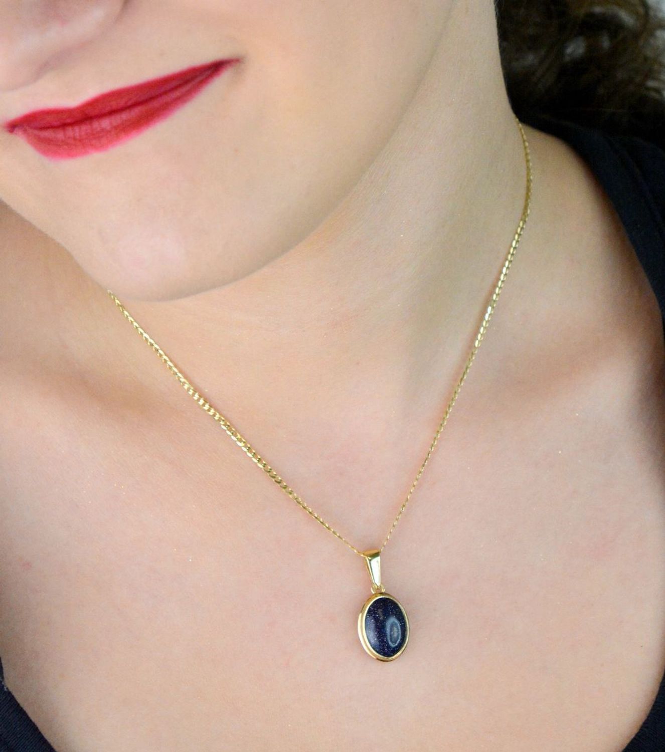 Złota zawieszka damska próby 585 o owalnym kształcie „Noc Kairu”. Model DIA-ZAW-13283-585 – 2,75g, długość 2,5 cm. Stylowa i trwała biżuteria na co dzień i na prezent.1.jpg