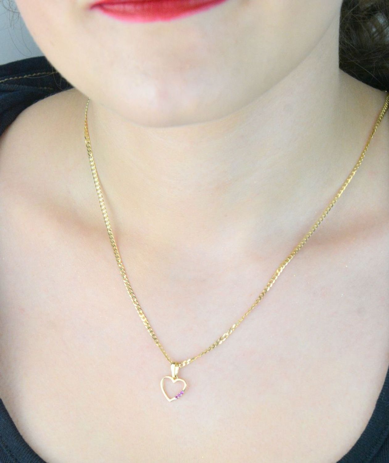 Złota zawieszka w kształcie serca z trzema różowymi cyrkoniami – model DIA-ZAW-13295-585. Próba 585, waga 0,50 g, wymiary 1,7 x 1,0 cm. Romantyczna i subtelna biżuteria dla niej.1.jpg