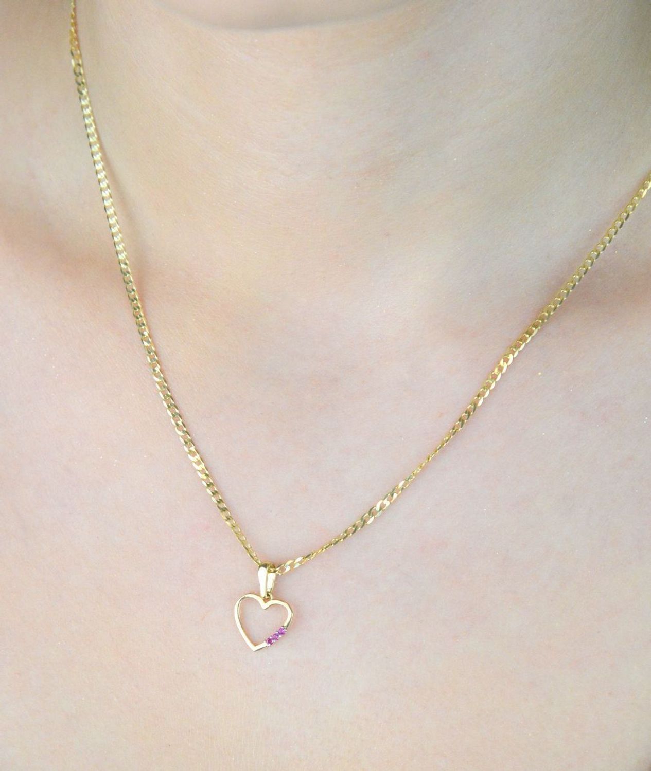 Złota zawieszka w kształcie serca z trzema różowymi cyrkoniami – model DIA-ZAW-13295-585. Próba 585, waga 0,50 g, wymiary 1,7 x 1,0 cm. Romantyczna i subtelna biżuteria dla niej.1.jpg