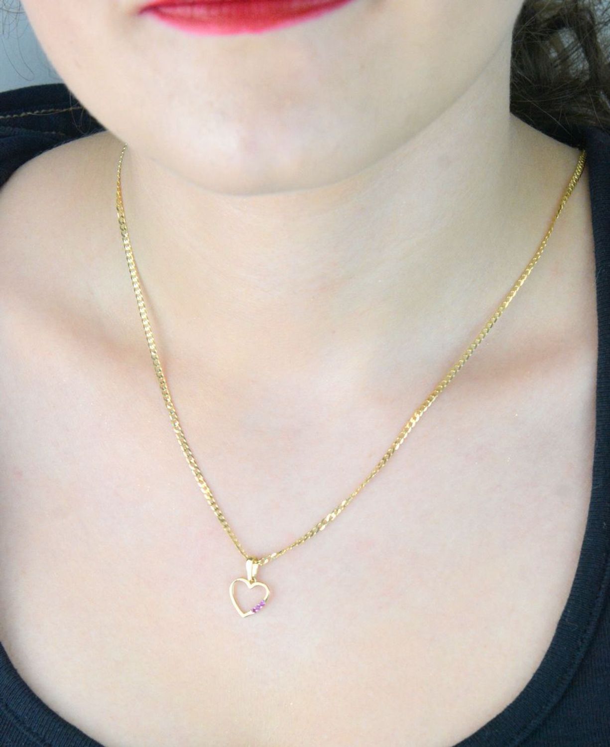 Złota zawieszka w kształcie serca z trzema różowymi cyrkoniami – model DIA-ZAW-13295-585. Próba 585, waga 0,50 g, wymiary 1,7 x 1,0 cm. Romantyczna i subtelna biżuteria dla niej.1.jpg