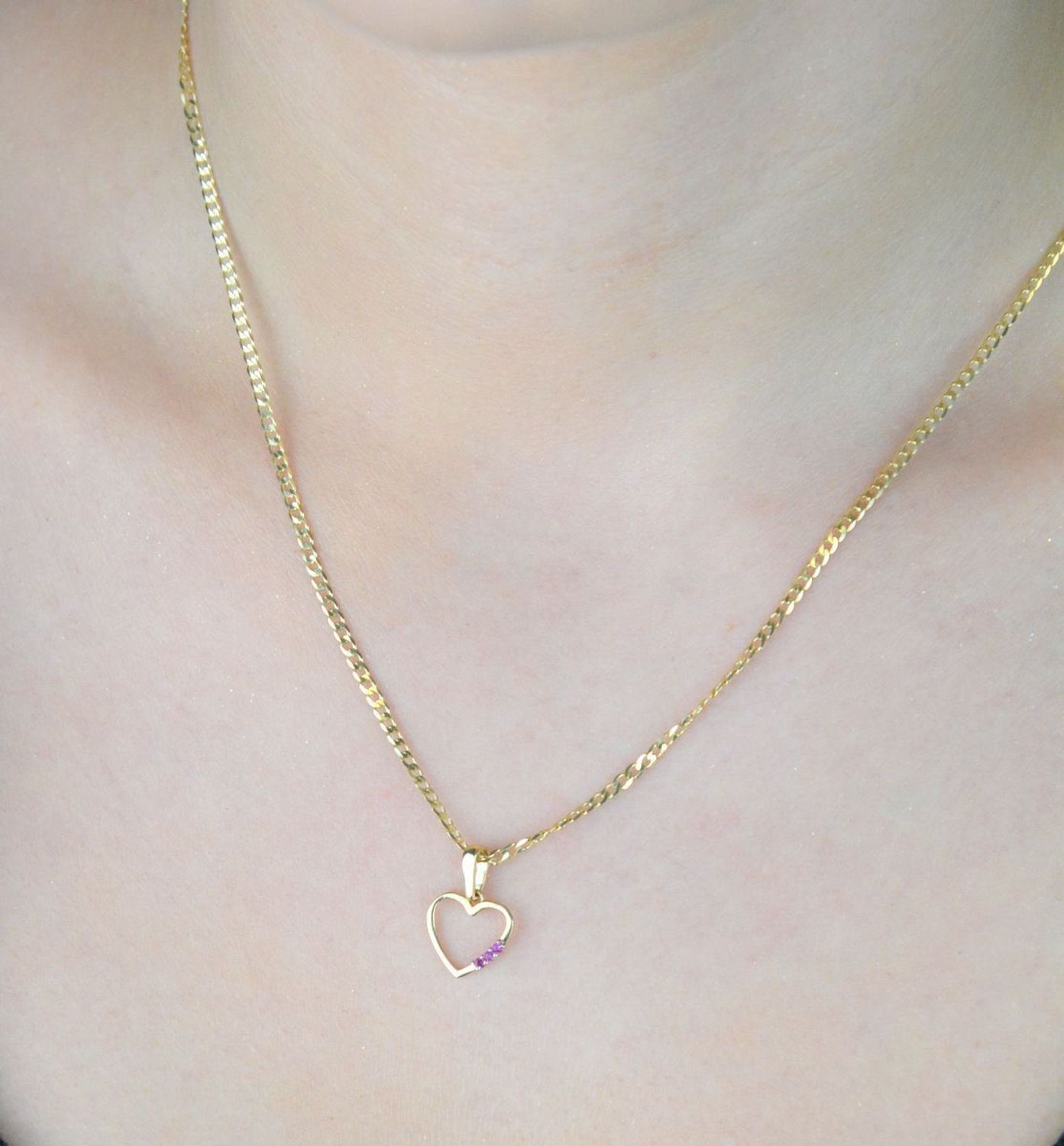 Złota zawieszka w kształcie serca z trzema różowymi cyrkoniami – model DIA-ZAW-13295-585. Próba 585, waga 0,50 g, wymiary 1,7 x 1,0 cm. Romantyczna i subtelna biżuteria dla niej.1.jpg