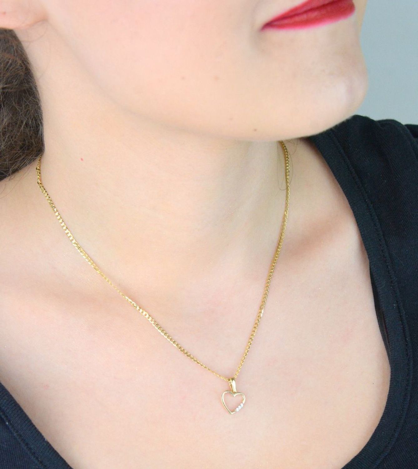 Złota zawieszka w kształcie serduszka z trzema cyrkoniami, model DIA-ZAW-13296-585. Próba 585, waga 0,50 g, wymiary 1,6 x 1,0 cm. Lekka, subtelna i idealna na prezent.1.jpg