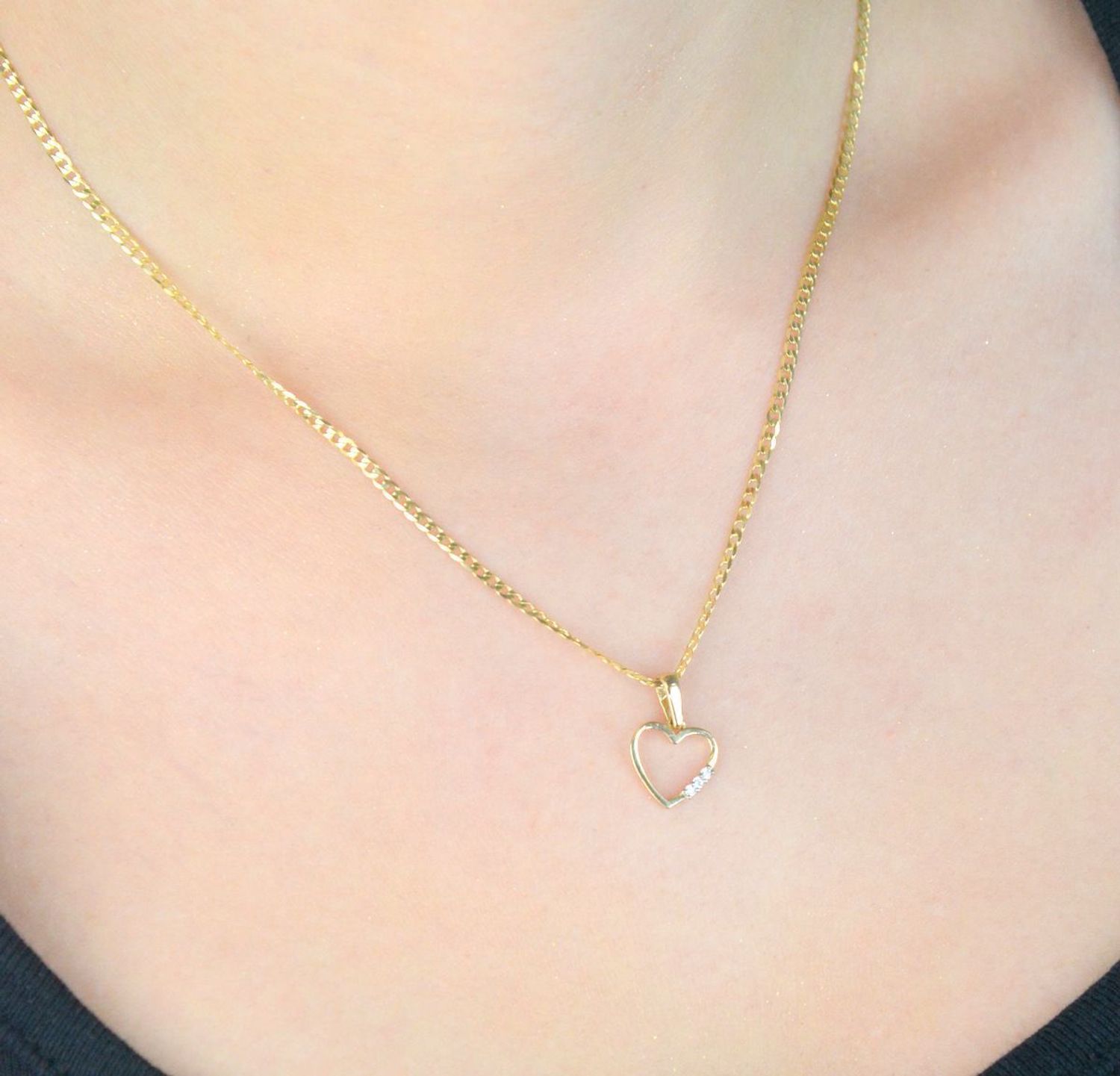 Złota zawieszka w kształcie serduszka z trzema cyrkoniami, model DIA-ZAW-13296-585. Próba 585, waga 0,50 g, wymiary 1,6 x 1,0 cm. Lekka, subtelna i idealna na prezent.1.jpg