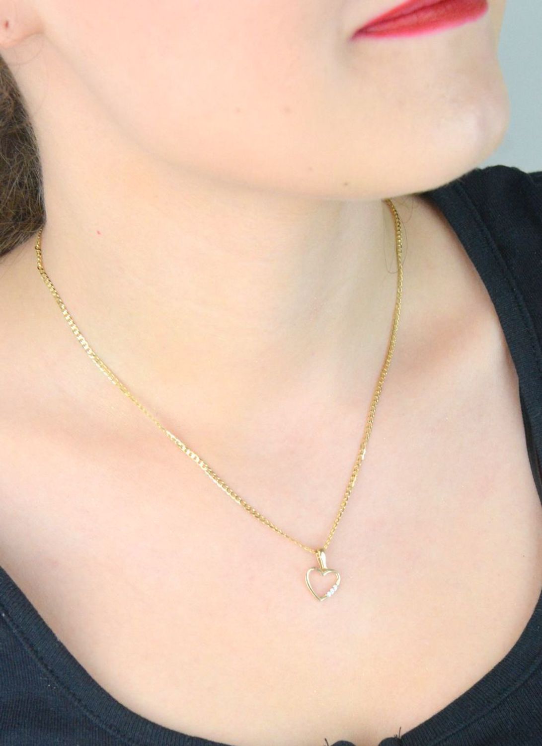 Złota zawieszka w kształcie serduszka z trzema cyrkoniami, model DIA-ZAW-13296-585. Próba 585, waga 0,50 g, wymiary 1,6 x 1,0 cm. Lekka, subtelna i idealna na prezent.1.jpg