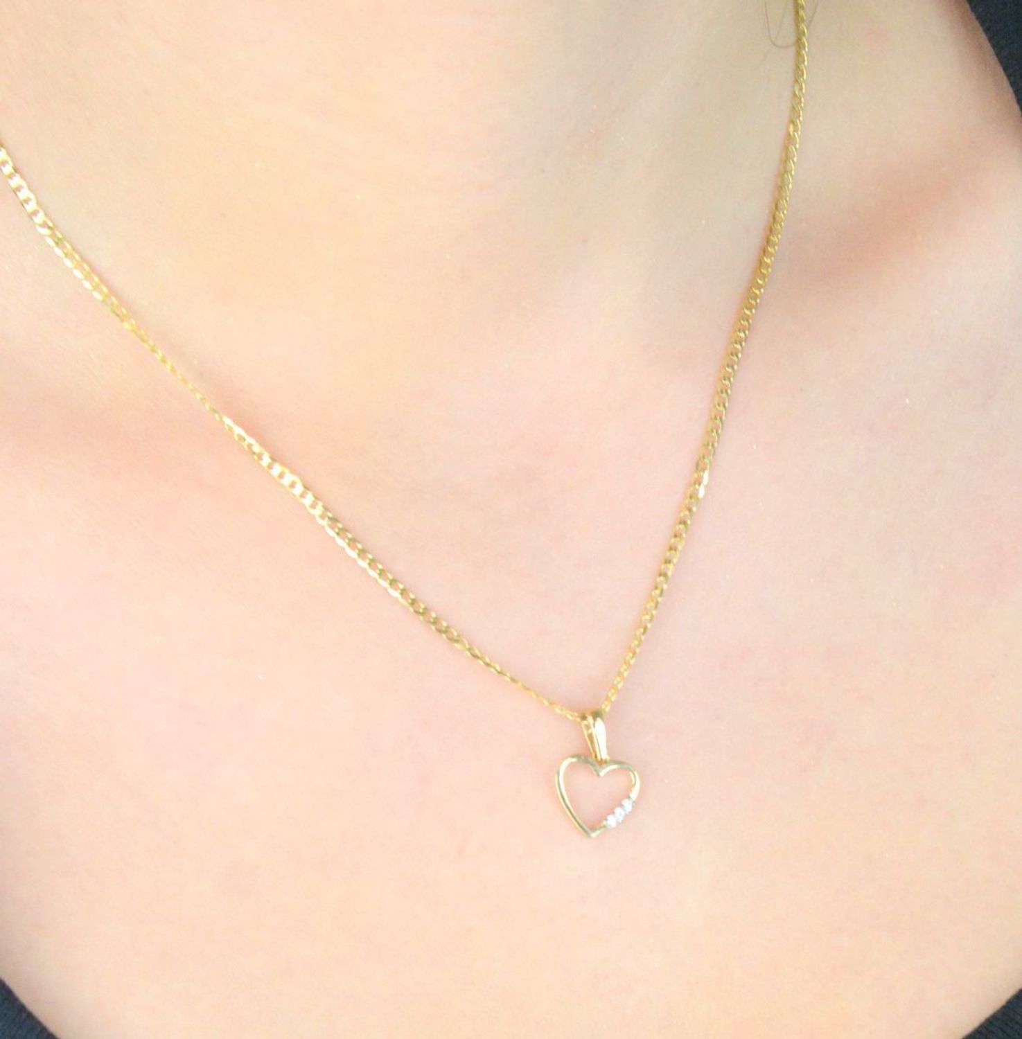 Złota zawieszka w kształcie serduszka z trzema cyrkoniami, model DIA-ZAW-13296-585. Próba 585, waga 0,50 g, wymiary 1,6 x 1,0 cm. Lekka, subtelna i idealna na prezent.1.jpg