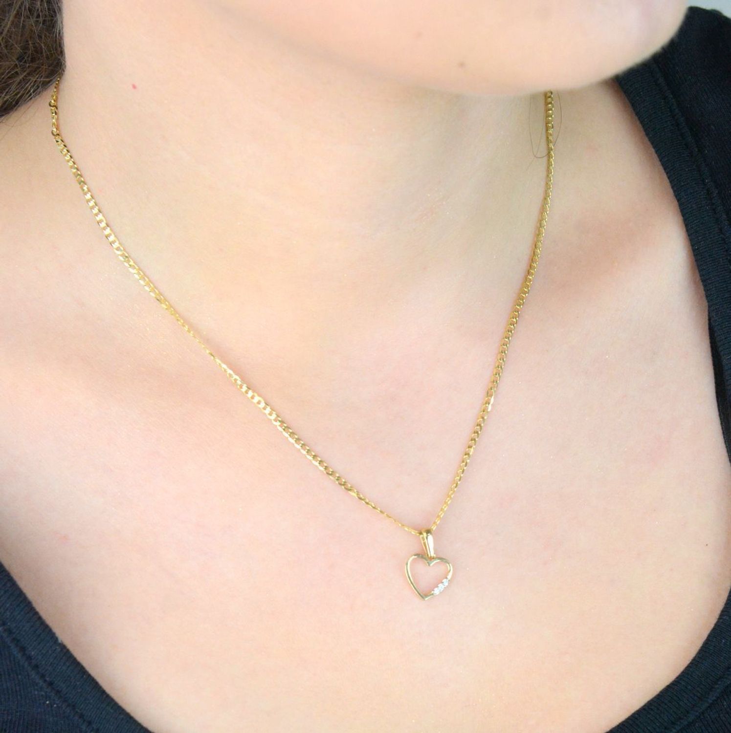 Złota zawieszka w kształcie serduszka z trzema cyrkoniami, model DIA-ZAW-13296-585. Próba 585, waga 0,50 g, wymiary 1,6 x 1,0 cm. Lekka, subtelna i idealna na prezent.1.jpg