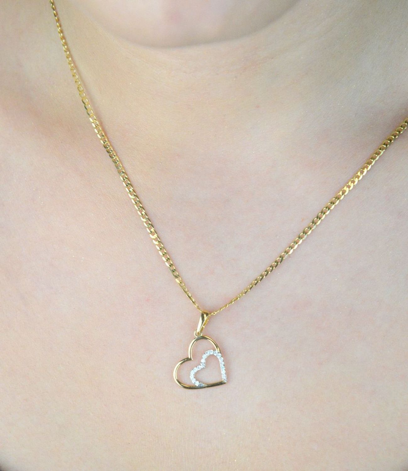 Złota zawieszka serce w sercu z cyrkoniami – model DIA-ZAW-13297-585. Próba 585, 0,65 g, wymiary 2,2 x 1,5 cm. Subtelna biżuteria z przesłaniem – idealna na prezent.1.jpg