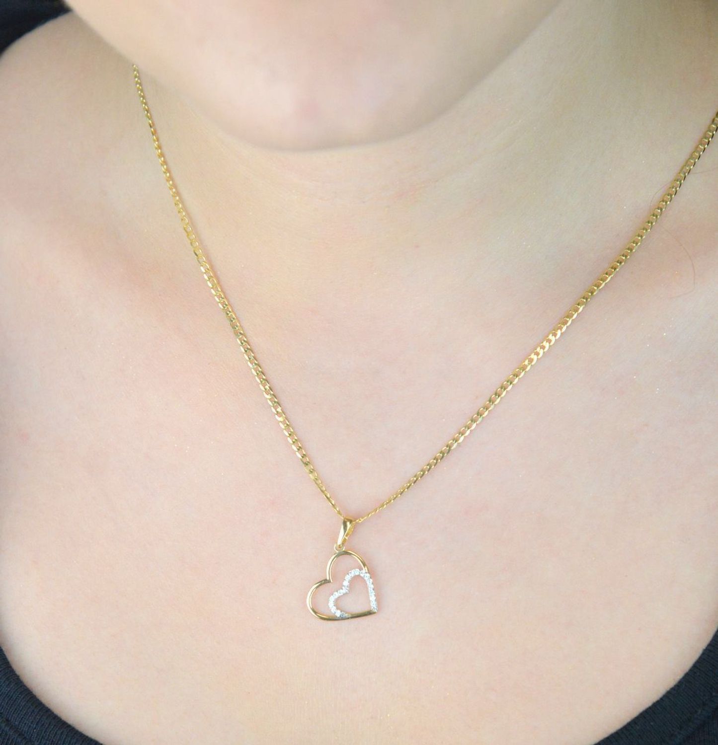 Złota zawieszka serce w sercu z cyrkoniami – model DIA-ZAW-13297-585. Próba 585, 0,65 g, wymiary 2,2 x 1,5 cm. Subtelna biżuteria z przesłaniem – idealna na prezent.1.jpg