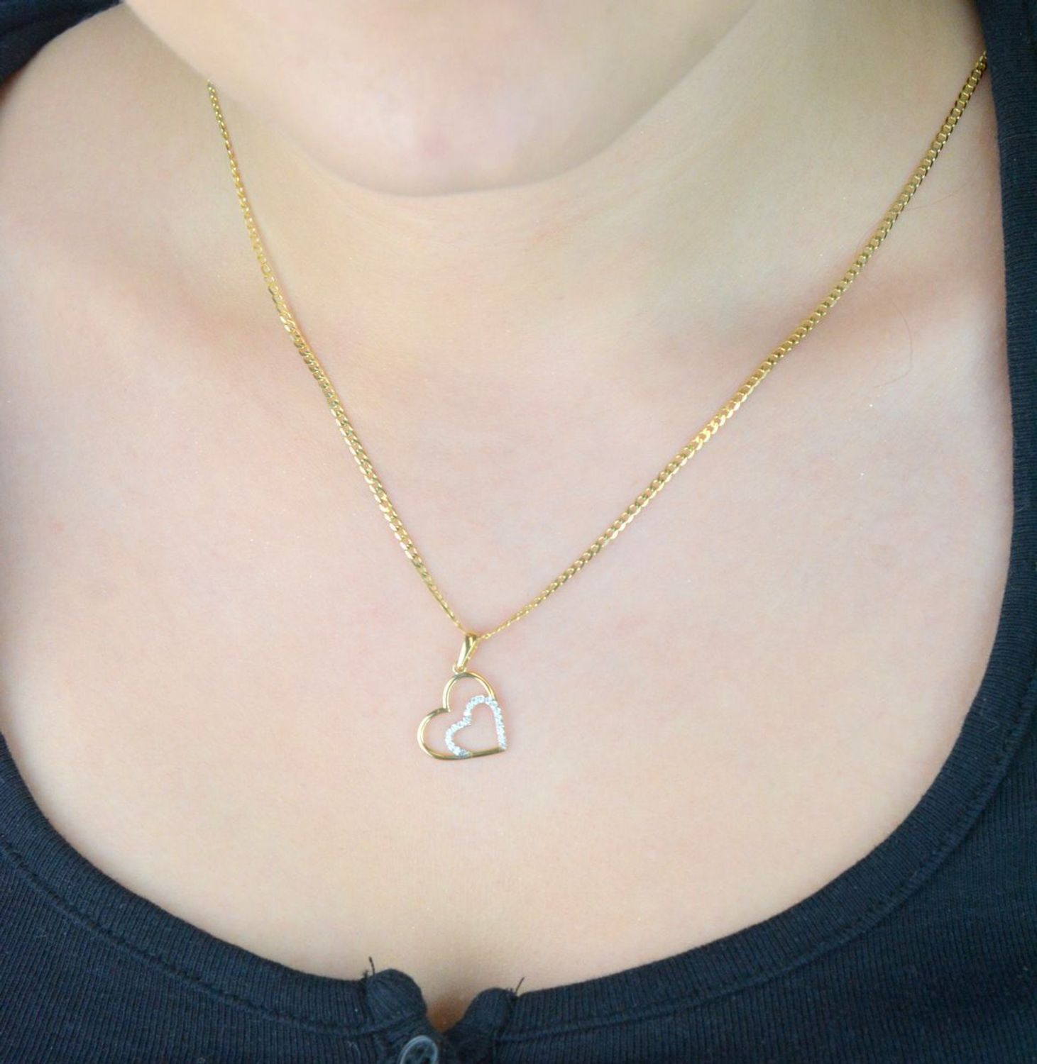 Złota zawieszka serce w sercu z cyrkoniami – model DIA-ZAW-13297-585. Próba 585, 0,65 g, wymiary 2,2 x 1,5 cm. Subtelna biżuteria z przesłaniem – idealna na prezent.1.jpg