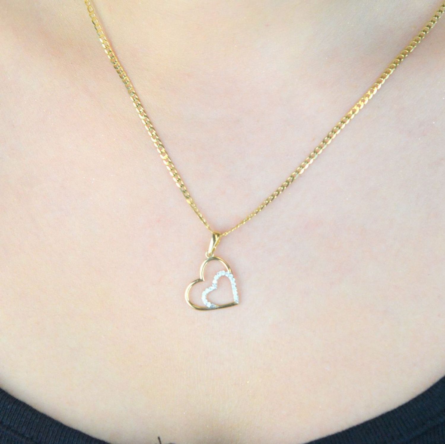 Złota zawieszka serce w sercu z cyrkoniami – model DIA-ZAW-13297-585. Próba 585, 0,65 g, wymiary 2,2 x 1,5 cm. Subtelna biżuteria z przesłaniem – idealna na prezent.1.jpg