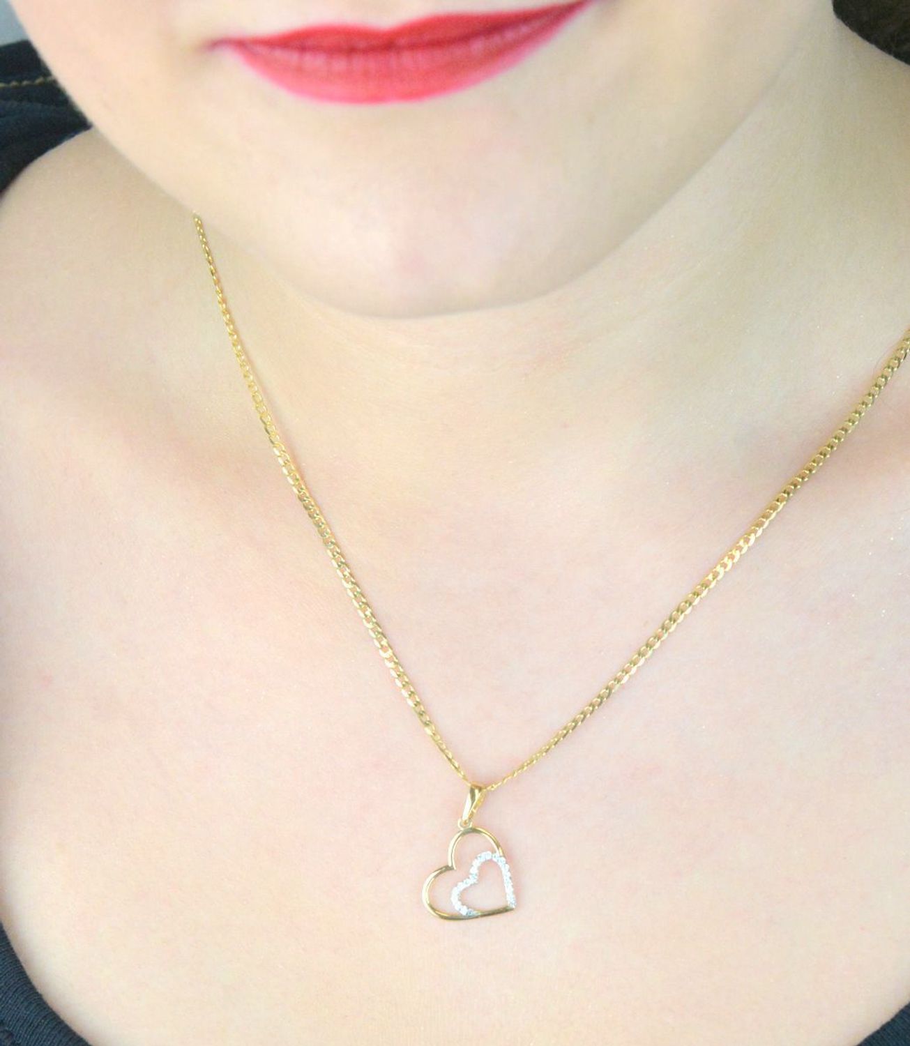 Złota zawieszka serce w sercu z cyrkoniami – model DIA-ZAW-13297-585. Próba 585, 0,65 g, wymiary 2,2 x 1,5 cm. Subtelna biżuteria z przesłaniem – idealna na prezent.1.jpg