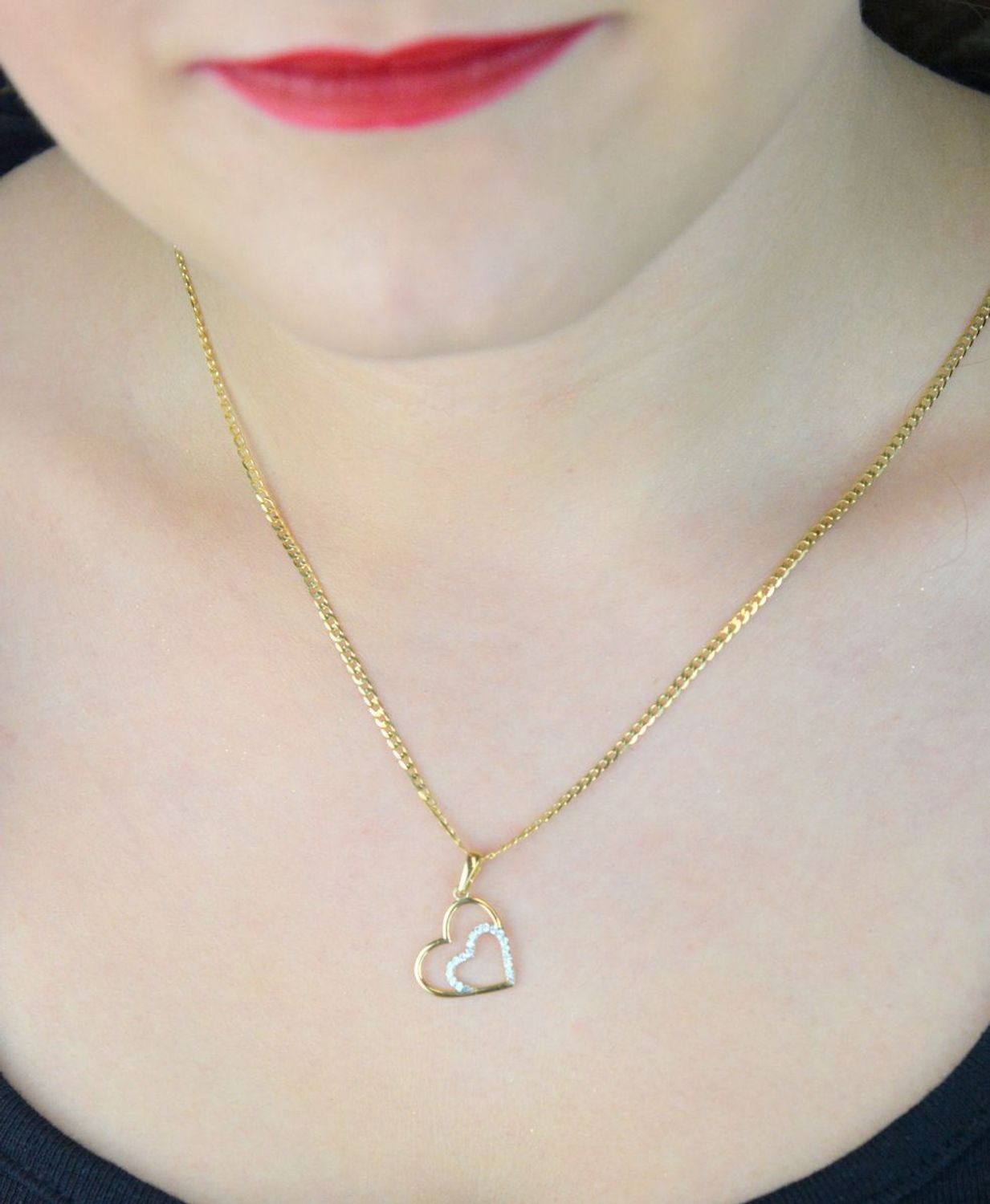 Złota zawieszka serce w sercu z cyrkoniami – model DIA-ZAW-13297-585. Próba 585, 0,65 g, wymiary 2,2 x 1,5 cm. Subtelna biżuteria z przesłaniem – idealna na prezent.1.jpg