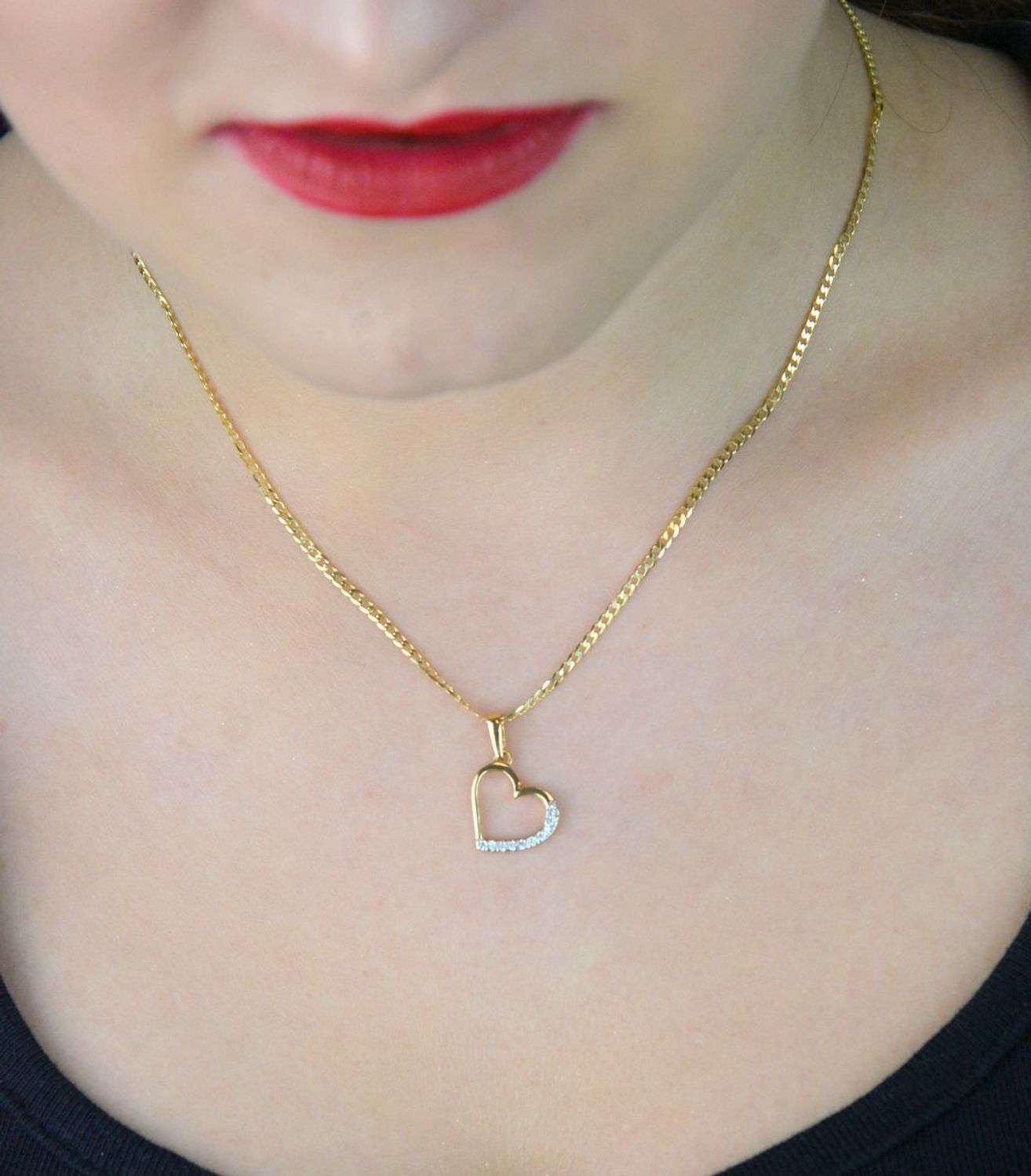 Złota zawieszka w kształcie serca zdobiona cyrkoniami – model DIA-ZAW-13298-585. Próba 585, waga 0,98 g, wymiary 2,0 x 1,3 cm. Stylowy i kobiecy dodatek – idealny na prezent.1.jpg