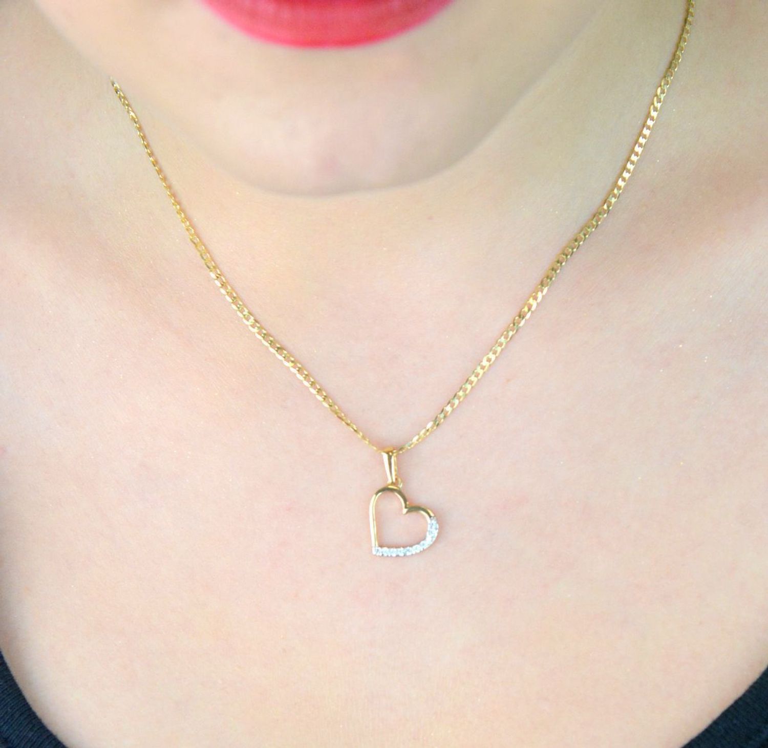 Złota zawieszka w kształcie serca zdobiona cyrkoniami – model DIA-ZAW-13298-585. Próba 585, waga 0,98 g, wymiary 2,0 x 1,3 cm. Stylowy i kobiecy dodatek – idealny na prezent.1.jpg