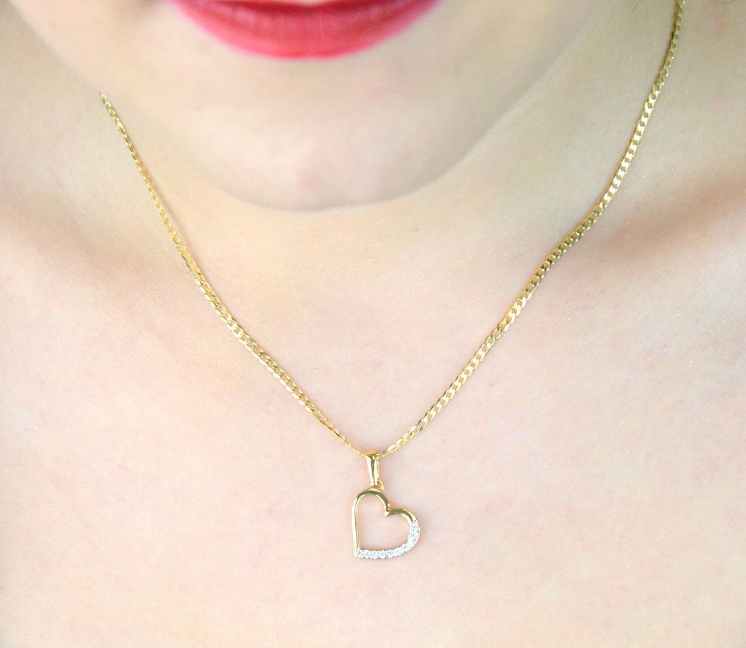 Złota zawieszka w kształcie serca zdobiona cyrkoniami – model DIA-ZAW-13298-585. Próba 585, waga 0,98 g, wymiary 2,0 x 1,3 cm. Stylowy i kobiecy dodatek – idealny na prezent.1.jpg