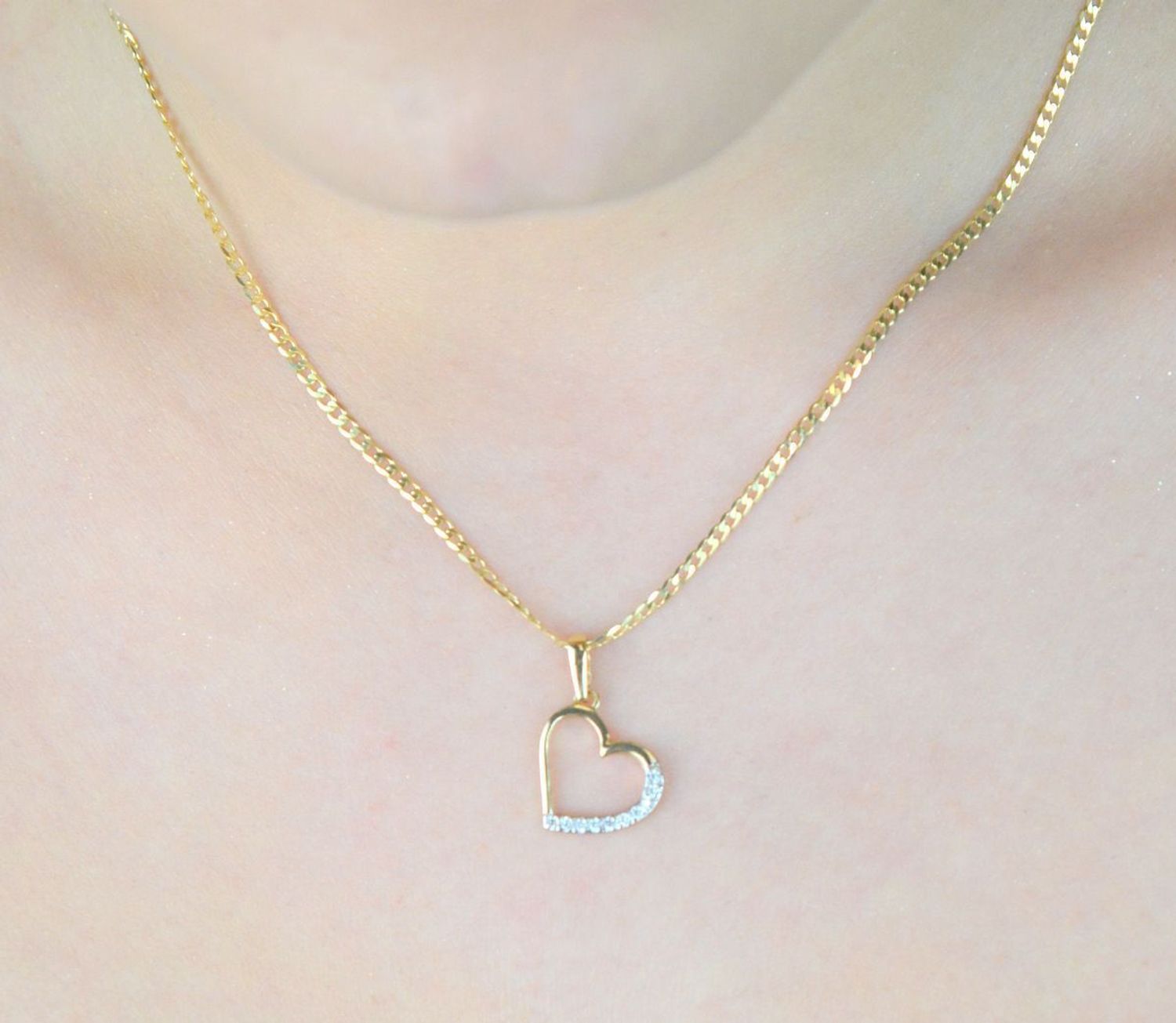 Złota zawieszka w kształcie serca zdobiona cyrkoniami – model DIA-ZAW-13298-585. Próba 585, waga 0,98 g, wymiary 2,0 x 1,3 cm. Stylowy i kobiecy dodatek – idealny na prezent.1.jpg