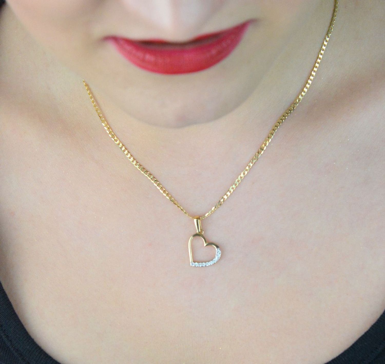 Złota zawieszka w kształcie serca zdobiona cyrkoniami – model DIA-ZAW-13298-585. Próba 585, waga 0,98 g, wymiary 2,0 x 1,3 cm. Stylowy i kobiecy dodatek – idealny na prezent.1.jpg