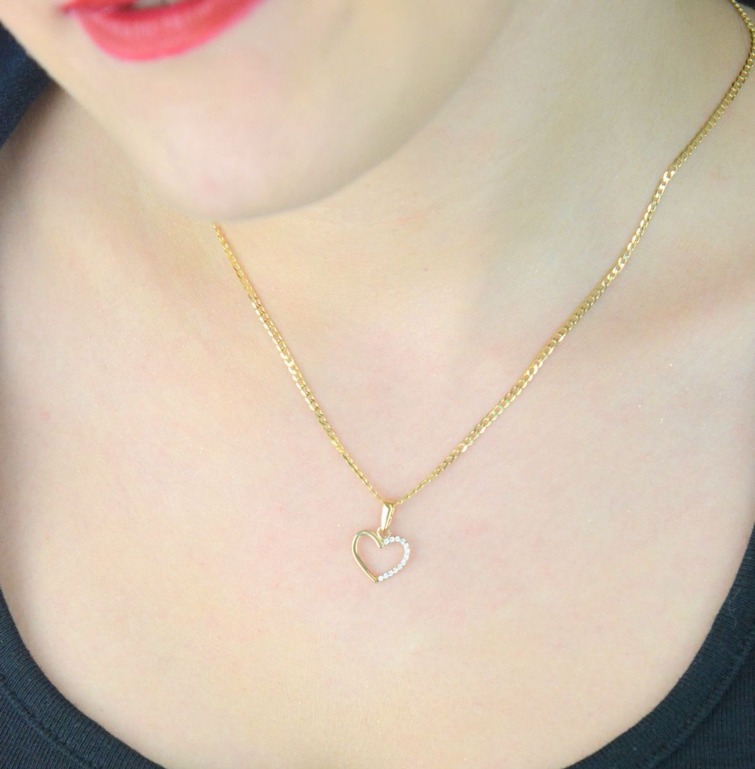 Złota zawieszka w kształcie serca z cyrkoniami – model DIA-ZAW-13299-585. Próba 585, waga 0,61 g, wymiary 1,7 x 1,2 cm. Stylowa i romantyczna biżuteria idealna na prezent.1.jpg