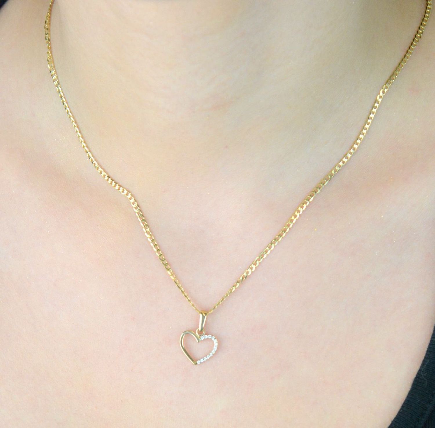 Złota zawieszka w kształcie serca z cyrkoniami – model DIA-ZAW-13299-585. Próba 585, waga 0,61 g, wymiary 1,7 x 1,2 cm. Stylowa i romantyczna biżuteria idealna na prezent.1.jpg