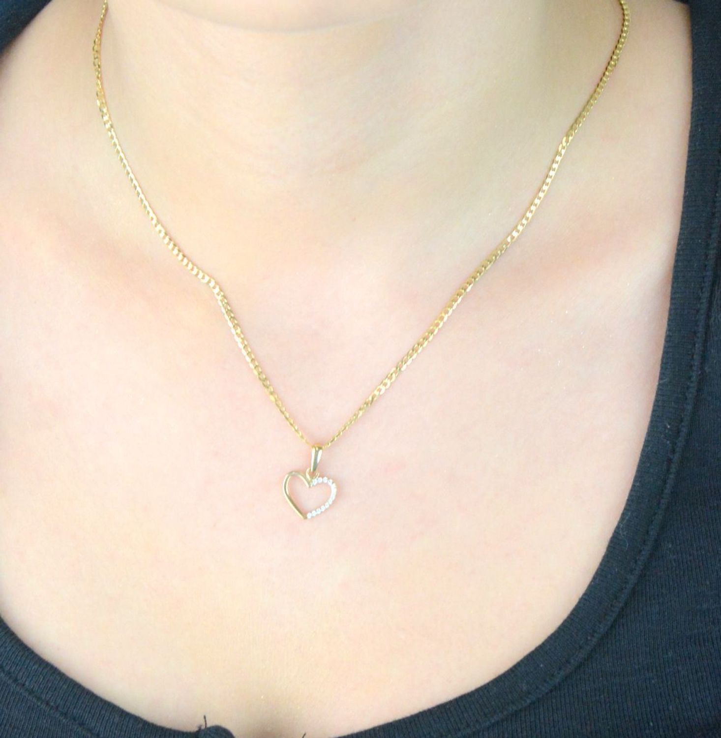 Złota zawieszka w kształcie serca z cyrkoniami – model DIA-ZAW-13299-585. Próba 585, waga 0,61 g, wymiary 1,7 x 1,2 cm. Stylowa i romantyczna biżuteria idealna na prezent.1.jpg