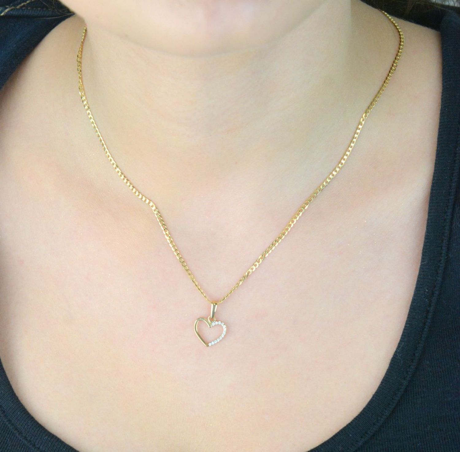 Złota zawieszka w kształcie serca z cyrkoniami – model DIA-ZAW-13299-585. Próba 585, waga 0,61 g, wymiary 1,7 x 1,2 cm. Stylowa i romantyczna biżuteria idealna na prezent.1.jpg