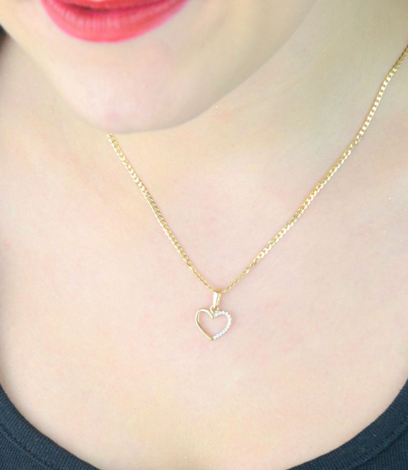 Złota zawieszka w kształcie serca z cyrkoniami – model DIA-ZAW-13299-585. Próba 585, waga 0,61 g, wymiary 1,7 x 1,2 cm. Stylowa i romantyczna biżuteria idealna na prezent.1.jpg