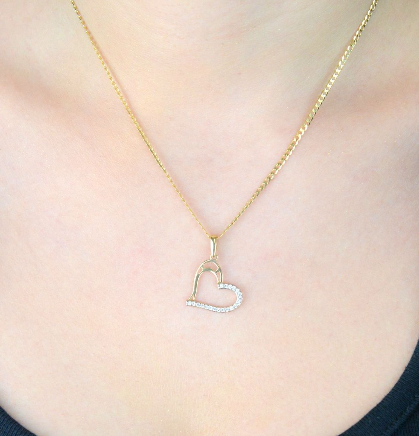 Złota zawieszka w kształcie serca DIA-ZAW-13300-585, próba 585, zdobiona białymi cyrkoniami z jednej strony. Waga 0,89 g, wymiary 2,1 x 1,8 cm. Idealna na prezent.1.jpg