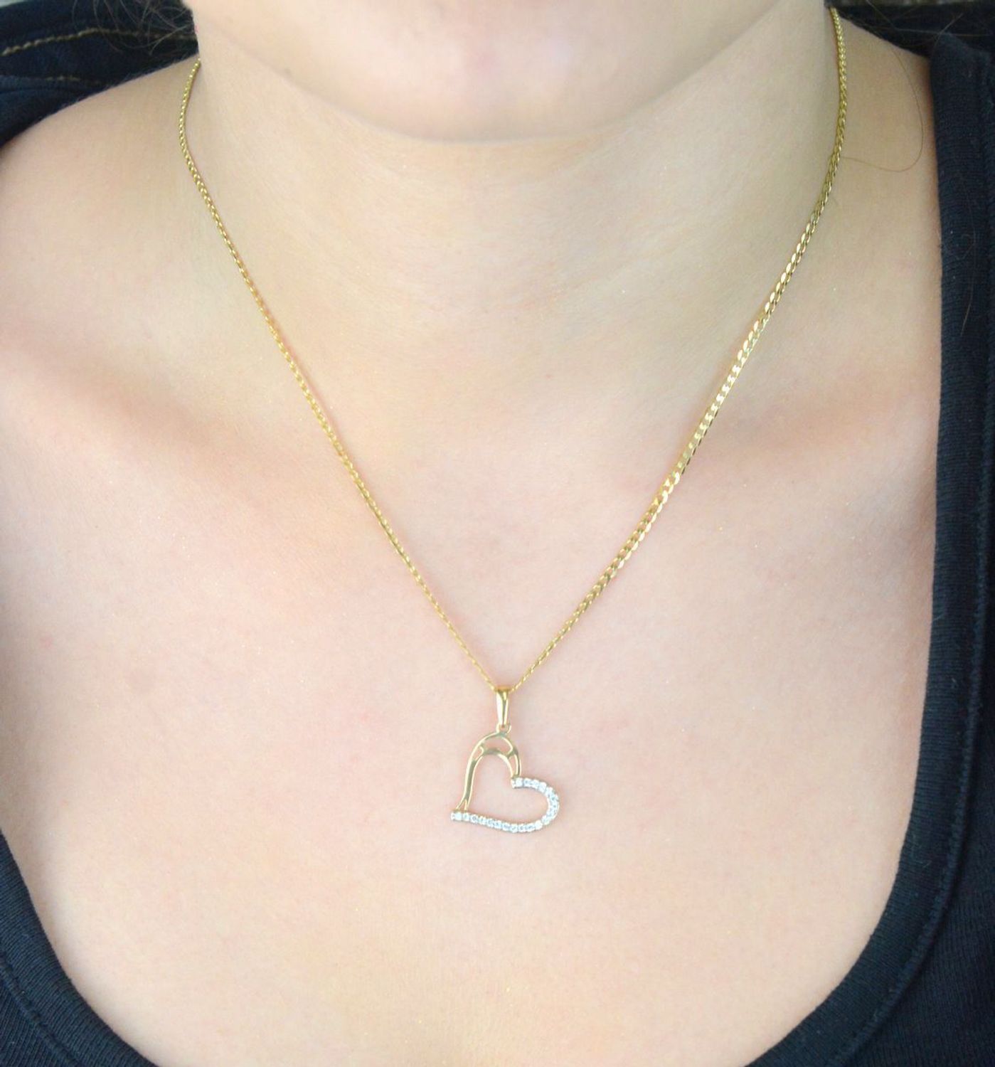 Złota zawieszka w kształcie serca DIA-ZAW-13300-585, próba 585, zdobiona białymi cyrkoniami z jednej strony. Waga 0,89 g, wymiary 2,1 x 1,8 cm. Idealna na prezent.1.jpg