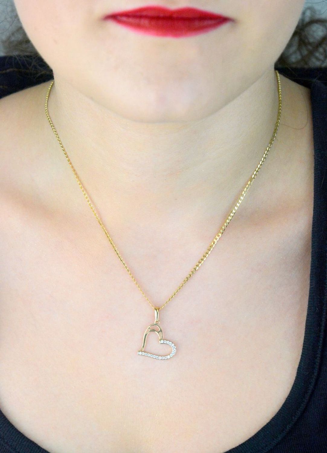 Złota zawieszka w kształcie serca DIA-ZAW-13300-585, próba 585, zdobiona białymi cyrkoniami z jednej strony. Waga 0,89 g, wymiary 2,1 x 1,8 cm. Idealna na prezent.1.jpg