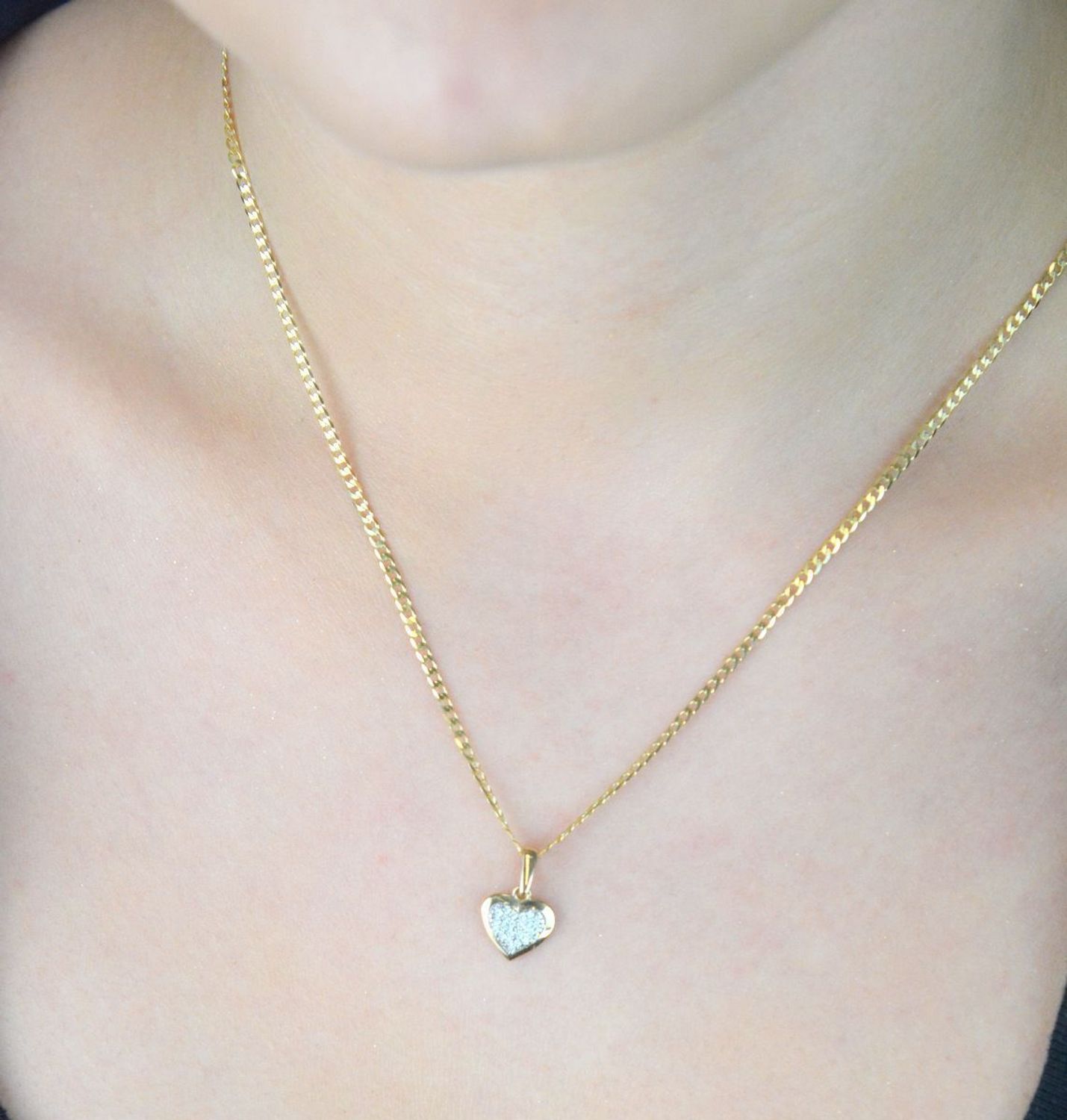 Złota zawieszka DIA-ZAW-13301-585 w kształcie serca, zdobiona błyszczącymi cyrkoniami. Próba 585, waga 0,72 g, wymiary 1,5 x 1,0 cm. Romantyczna biżuteria idealna na prezent.1.jpg