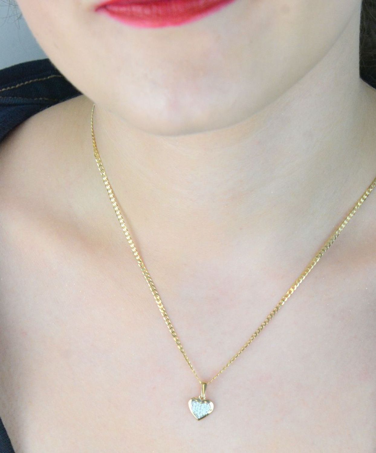 Złota zawieszka DIA-ZAW-13301-585 w kształcie serca, zdobiona błyszczącymi cyrkoniami. Próba 585, waga 0,72 g, wymiary 1,5 x 1,0 cm. Romantyczna biżuteria idealna na prezent.1.jpg