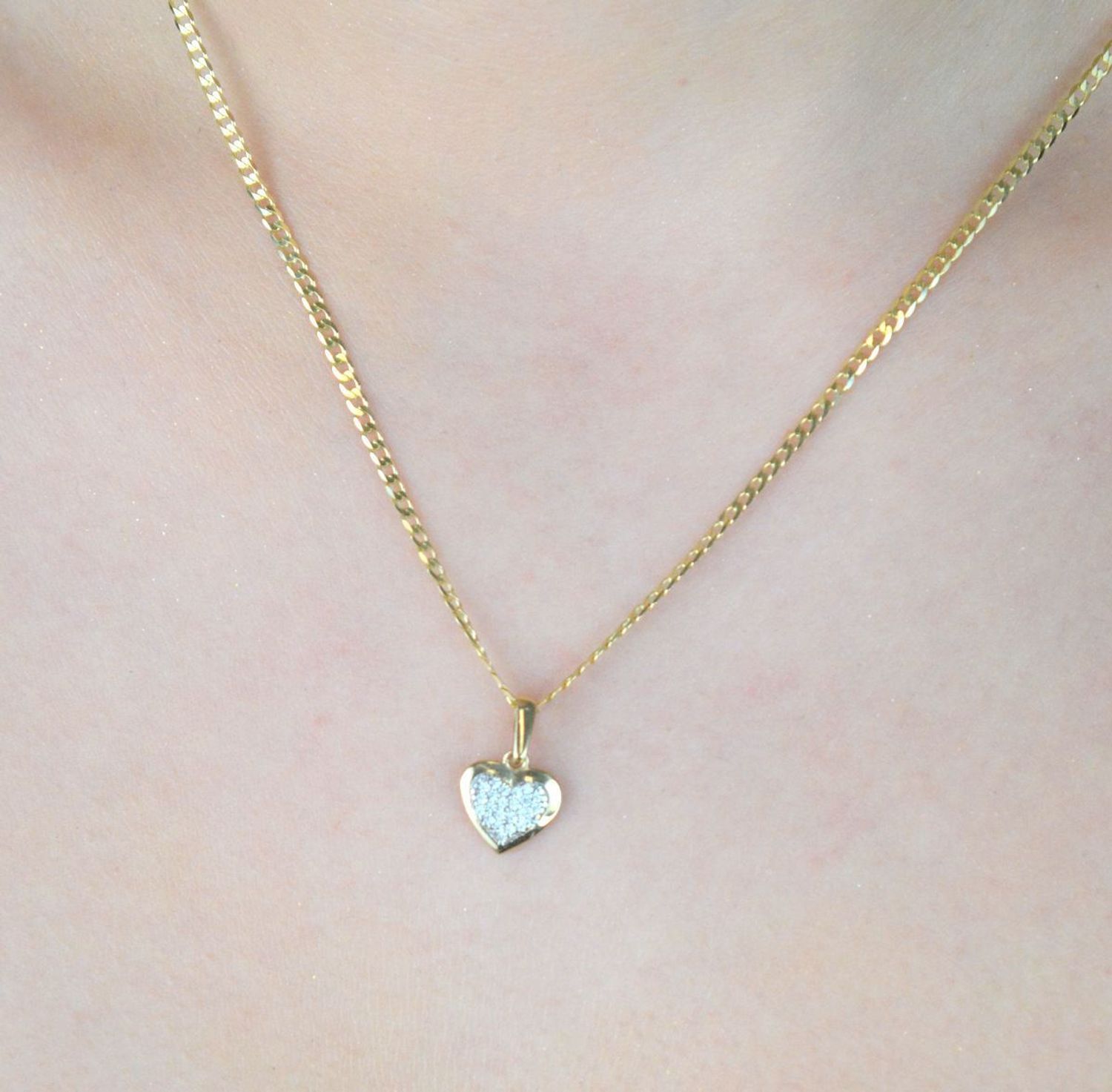 Złota zawieszka DIA-ZAW-13301-585 w kształcie serca, zdobiona błyszczącymi cyrkoniami. Próba 585, waga 0,72 g, wymiary 1,5 x 1,0 cm. Romantyczna biżuteria idealna na prezent.1.jpg