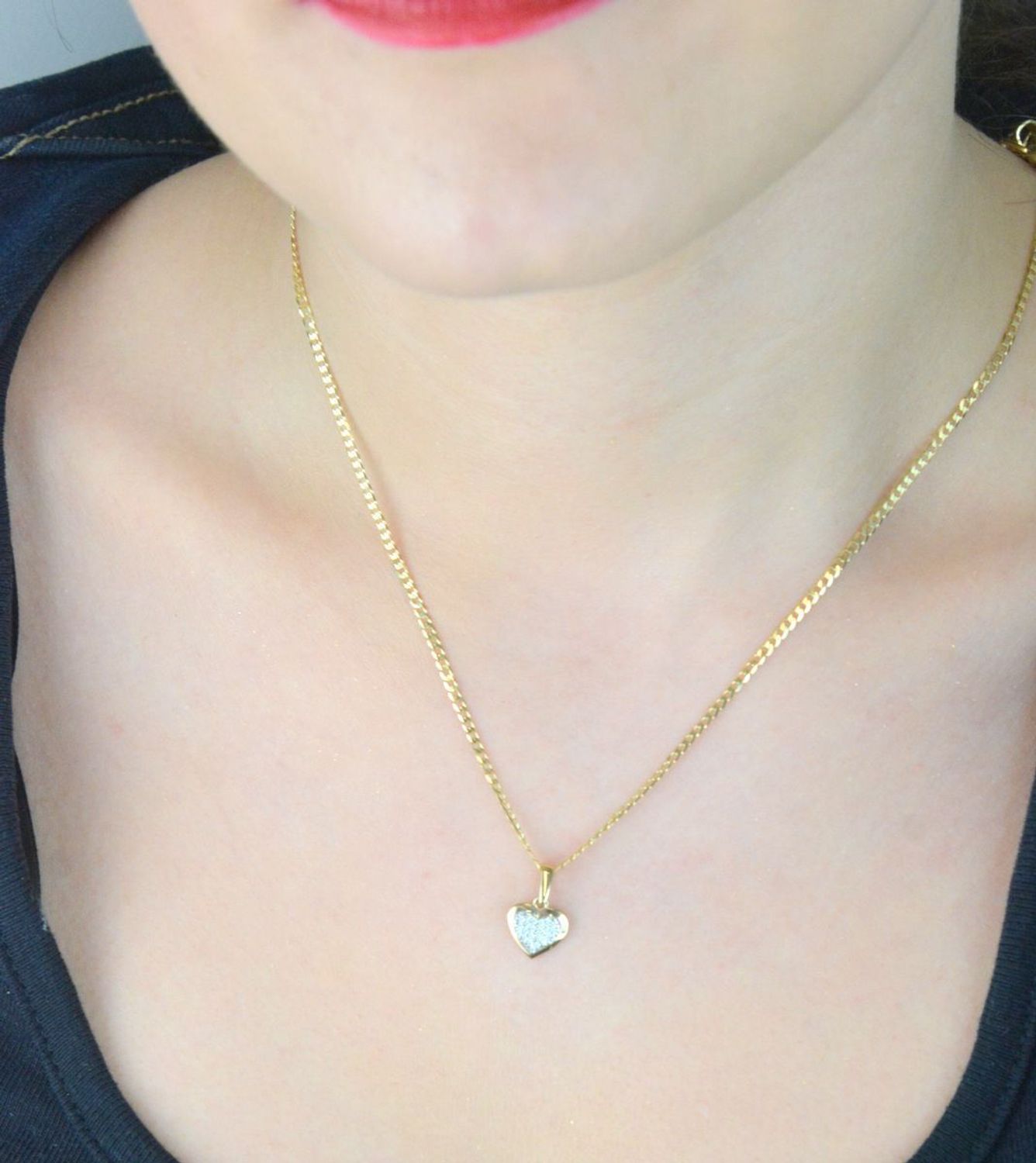 Złota zawieszka DIA-ZAW-13301-585 w kształcie serca, zdobiona błyszczącymi cyrkoniami. Próba 585, waga 0,72 g, wymiary 1,5 x 1,0 cm. Romantyczna biżuteria idealna na prezent.1.jpg