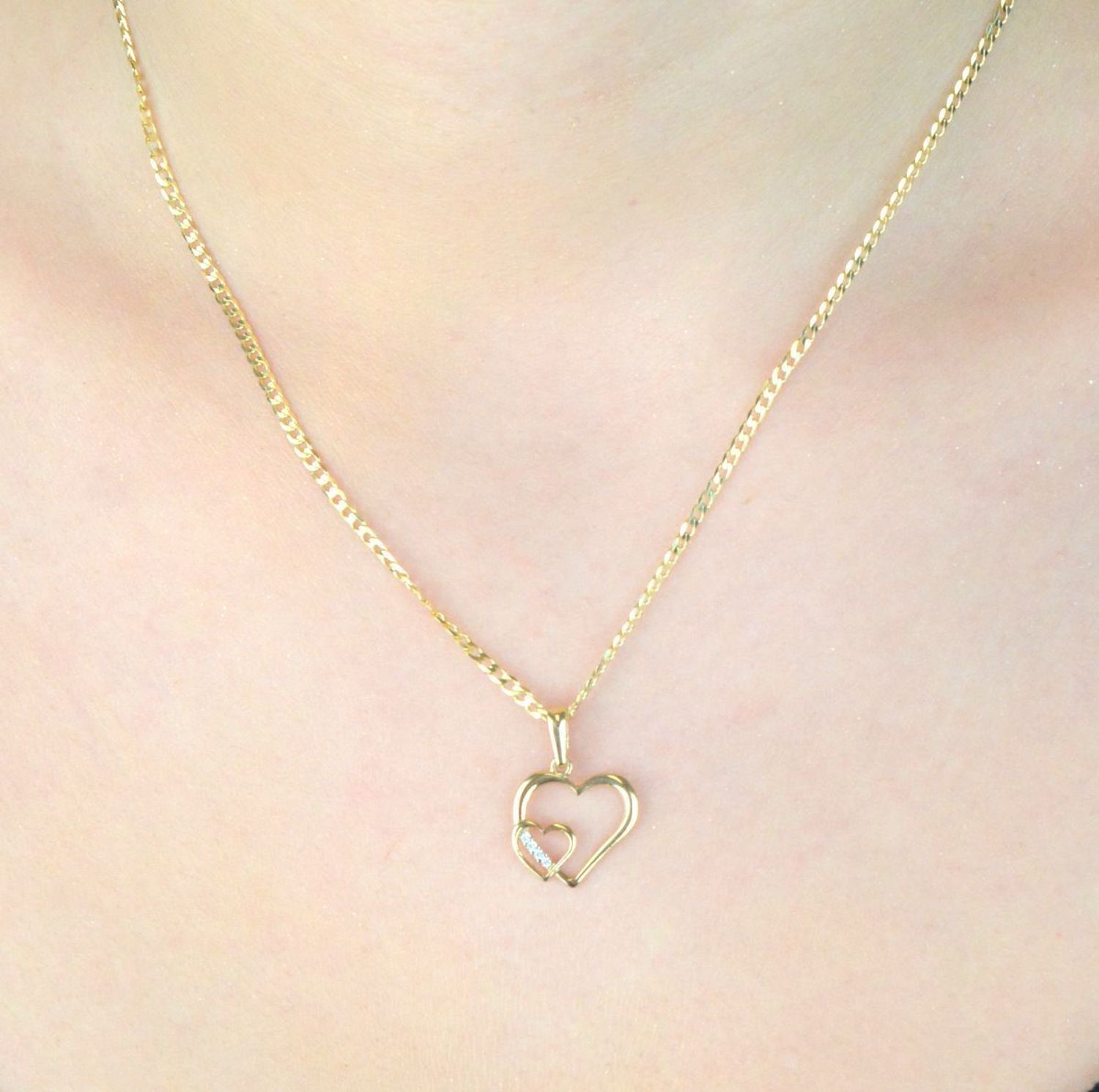 Złota zawieszka w kształcie serca – model DIA-ZAW-13302-585. Próba 585, waga 0,78 g, wymiary 1,3 x 2,0 cm. Klasyczna i elegancka biżuteria dla niej.1.jpg