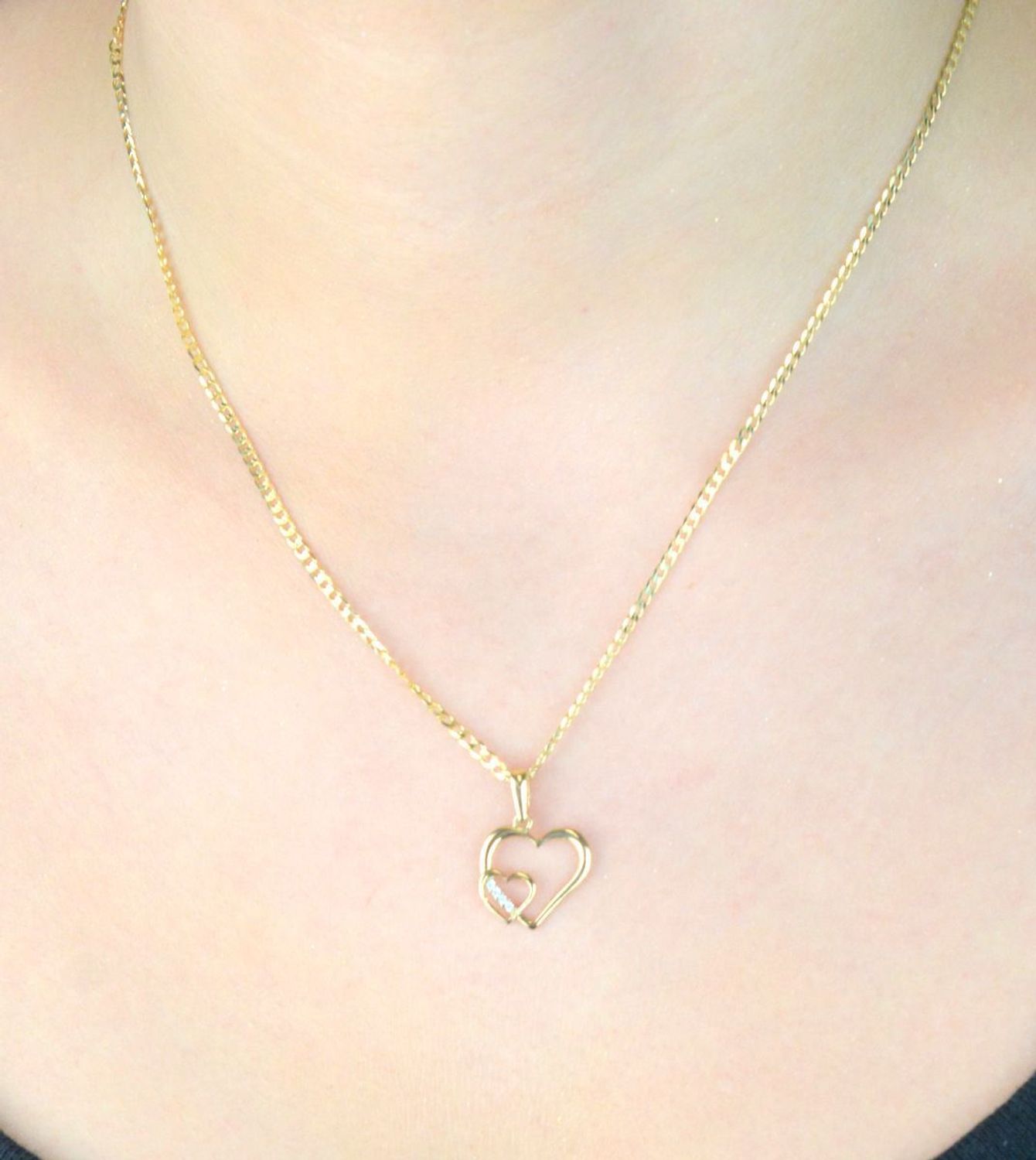 Złota zawieszka w kształcie serca – model DIA-ZAW-13302-585. Próba 585, waga 0,78 g, wymiary 1,3 x 2,0 cm. Klasyczna i elegancka biżuteria dla niej.1.jpg