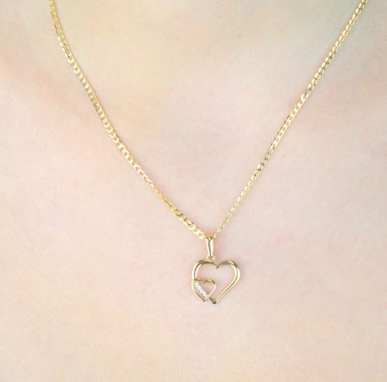 Złota zawieszka w kształcie serca – model DIA-ZAW-13302-585. Próba 585, waga 0,78 g, wymiary 1,3 x 2,0 cm. Klasyczna i elegancka biżuteria dla niej.1.jpg