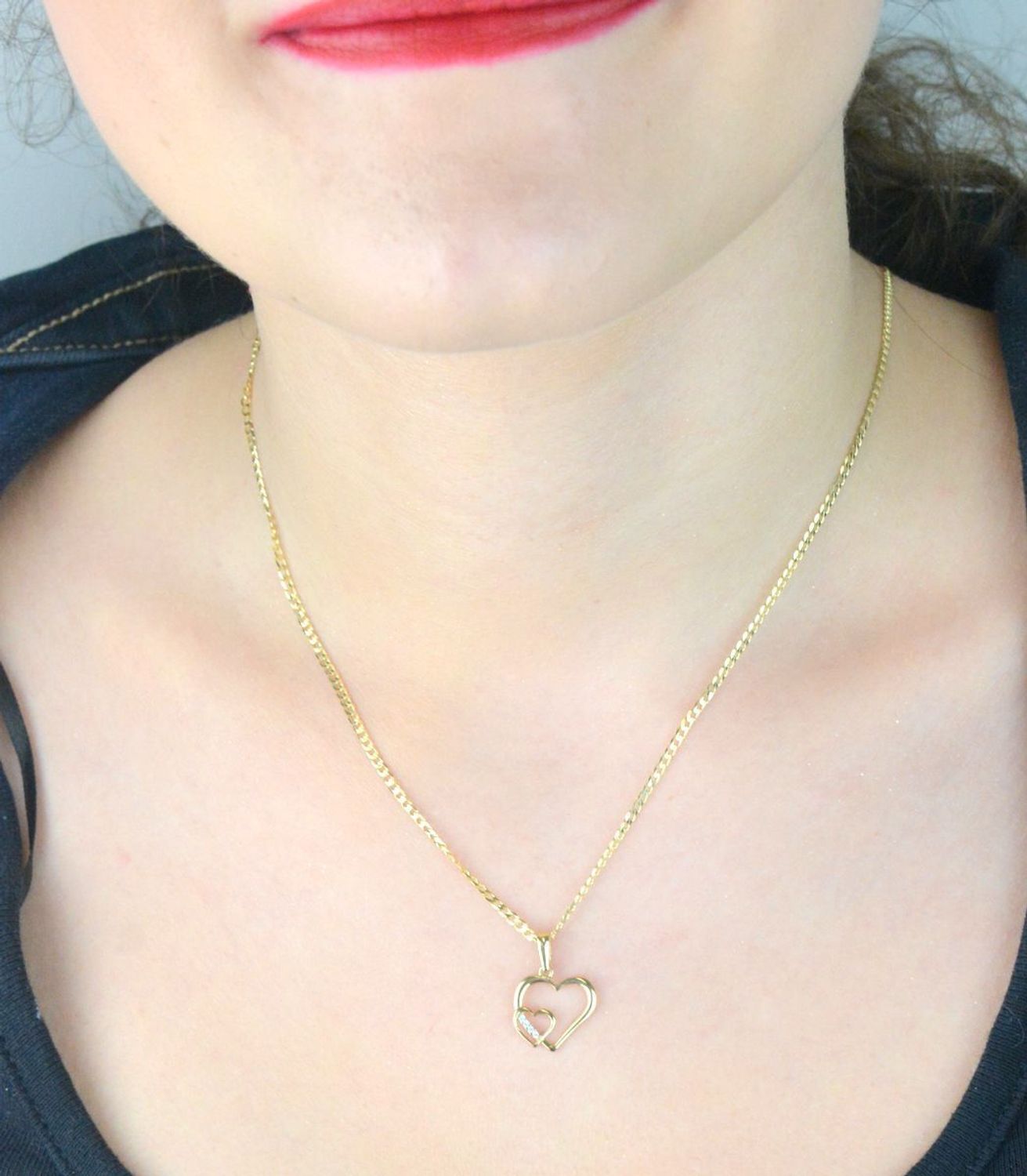 Złota zawieszka w kształcie serca – model DIA-ZAW-13302-585. Próba 585, waga 0,78 g, wymiary 1,3 x 2,0 cm. Klasyczna i elegancka biżuteria dla niej.1.jpg